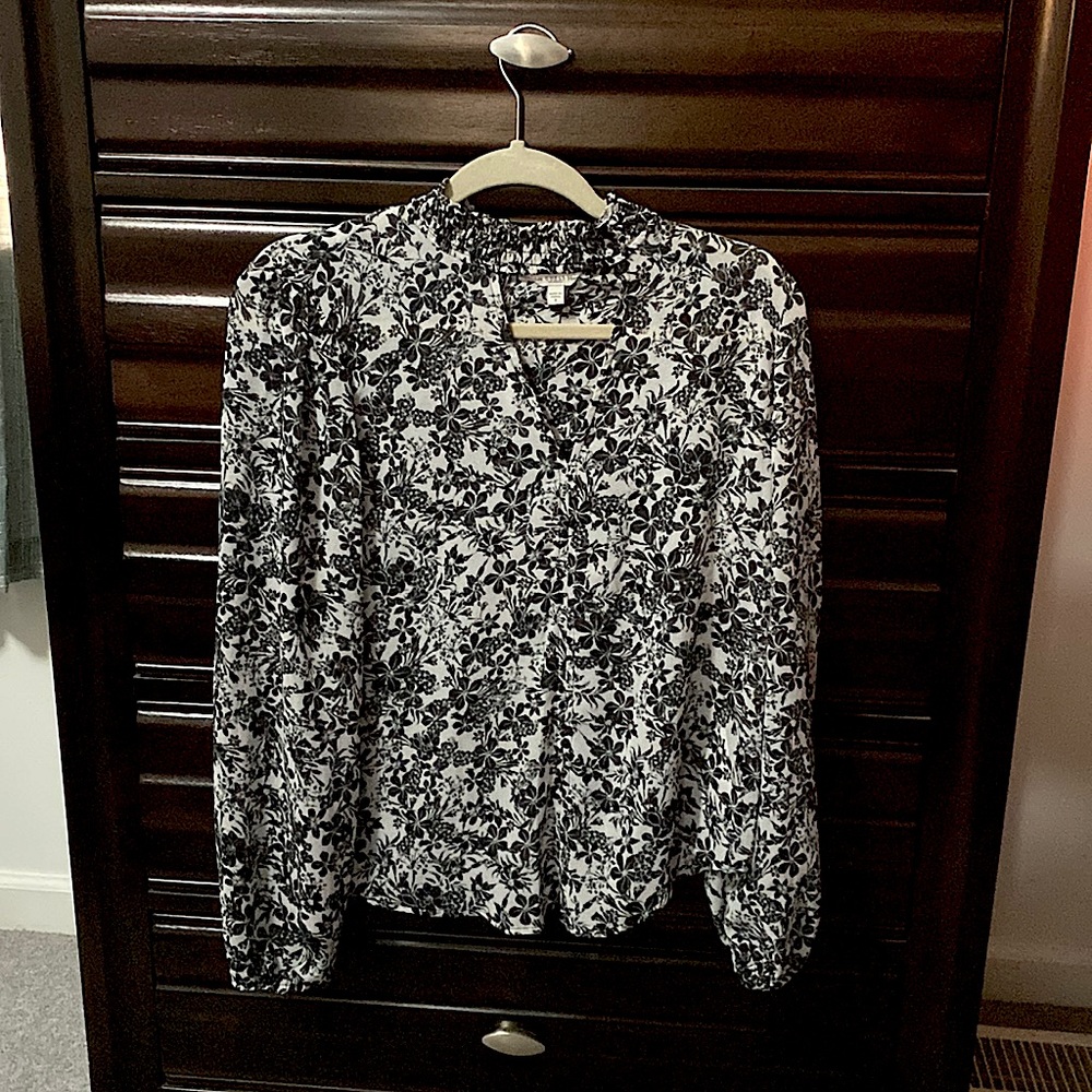 Black & white floral keyhole Guess blouse with tags intact